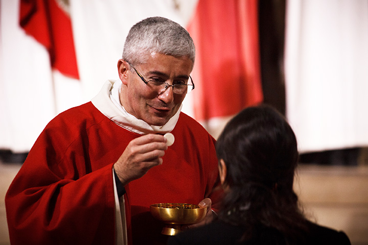 Mgr Emmanuel Tois donnant la communion