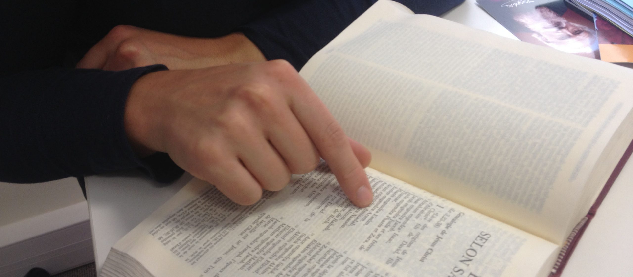 jeune homme lisant la bible