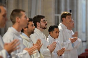 séminaristes en prière