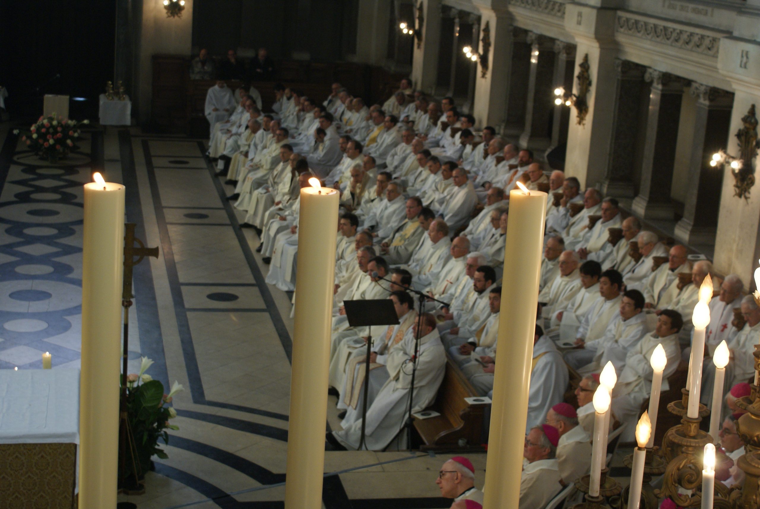 assemblée de prêtres et séminaristes