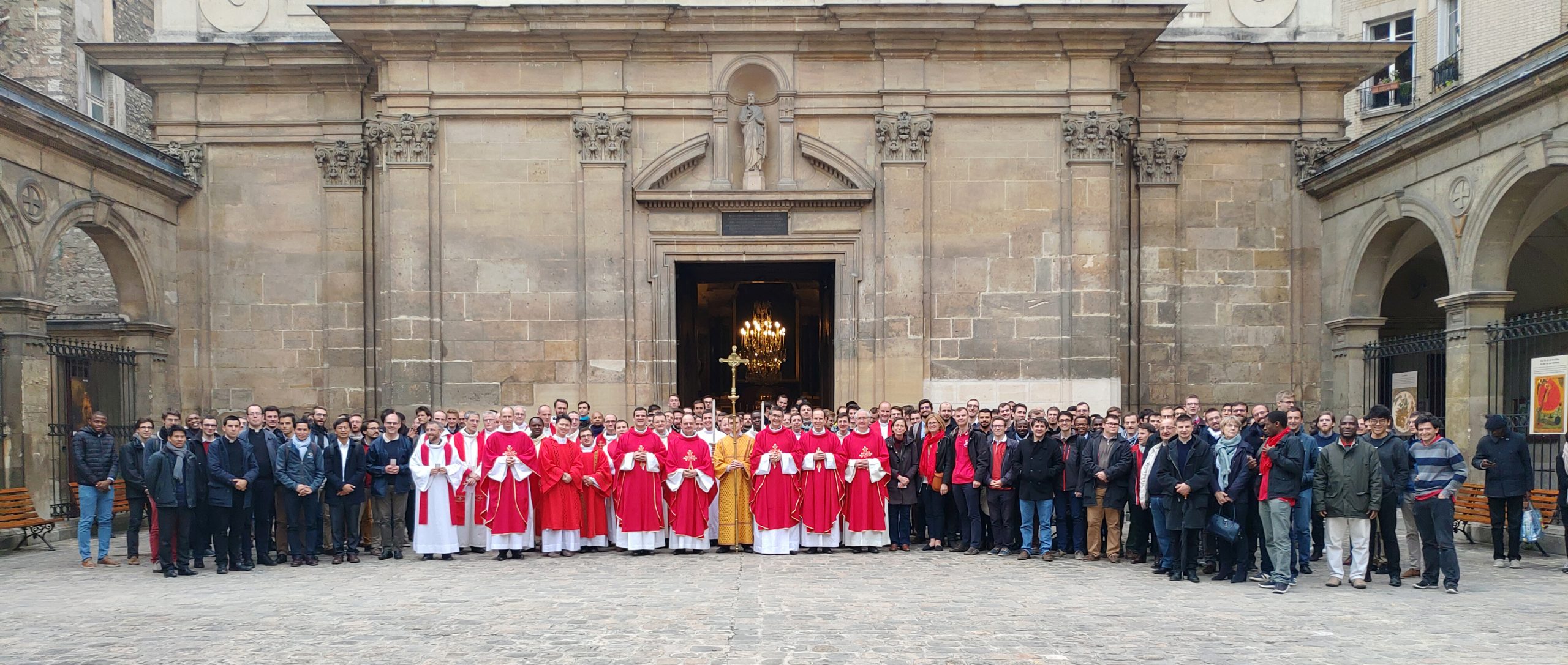 assemblée de prêtres et séminaristes