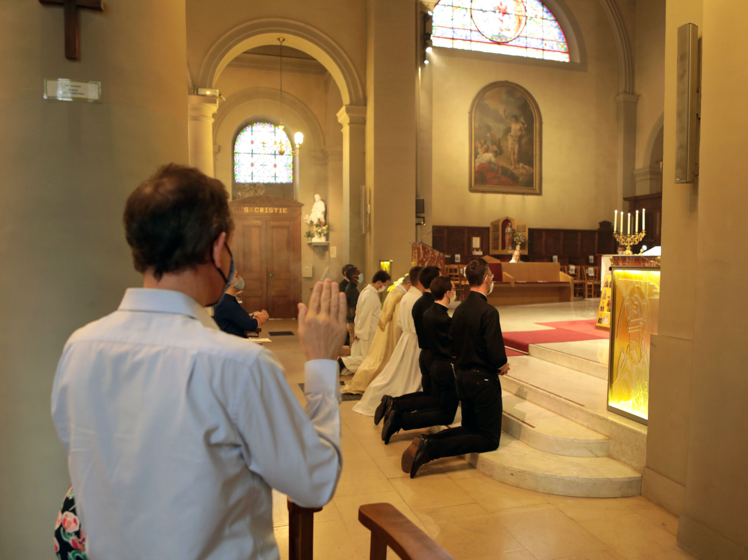 jeunes prêtres en prière
