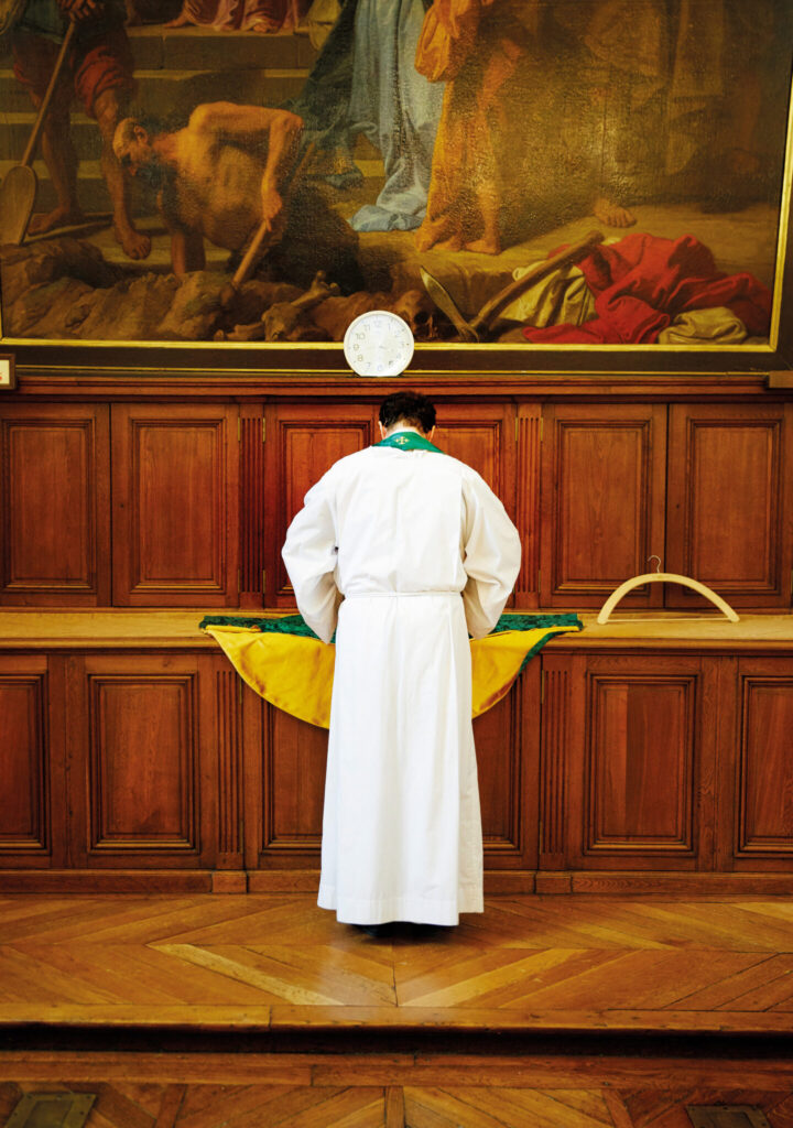 Père Adrien Comerre est vicaire au service de la paroisse Cathédrale Saint Louis de Versailles.