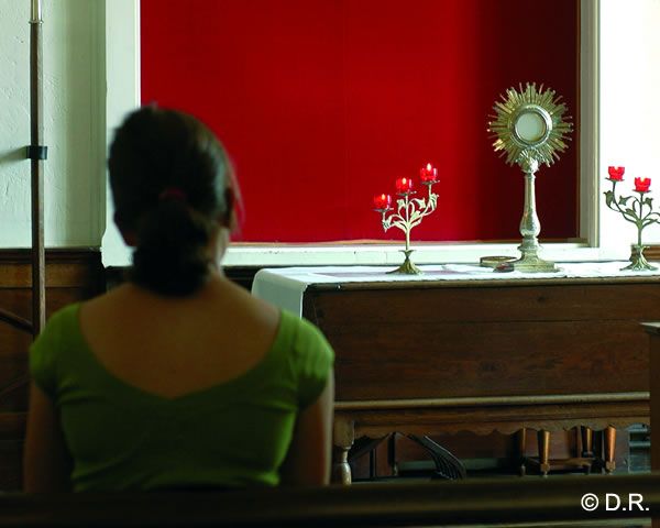 jeune-fille-devant-saint-sacrement