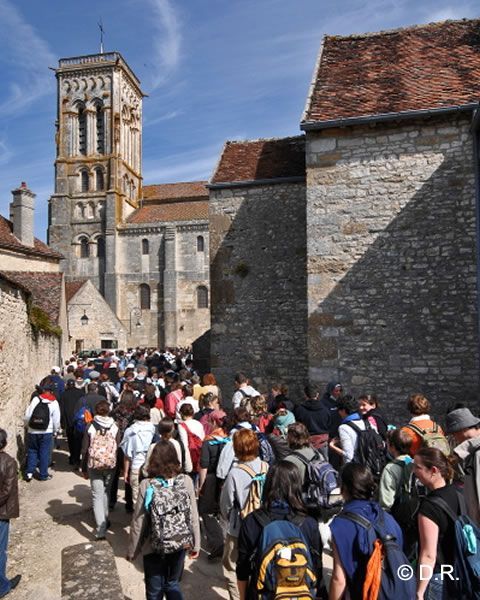 jeunes-en-marche-vers-eglise