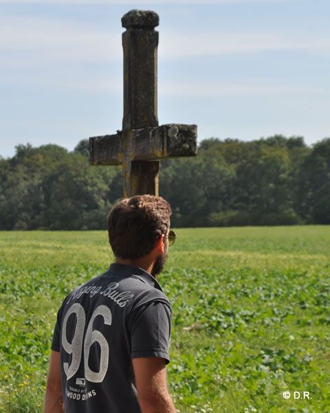 seminariste-devant-calvaire-c-seminaire