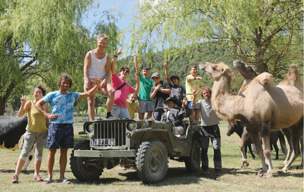 Guy Gibert Dans sa Jeep avec les jeunes, les éducateurs et les animaux