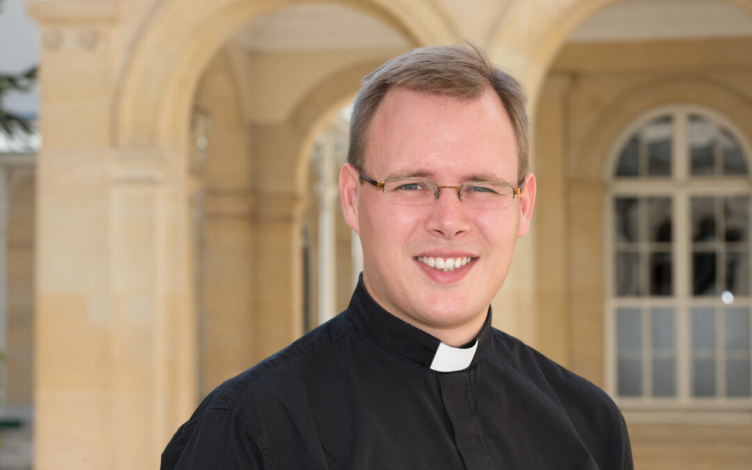 Père Cédric de la Serre, premières missions d’un jeune prêtre