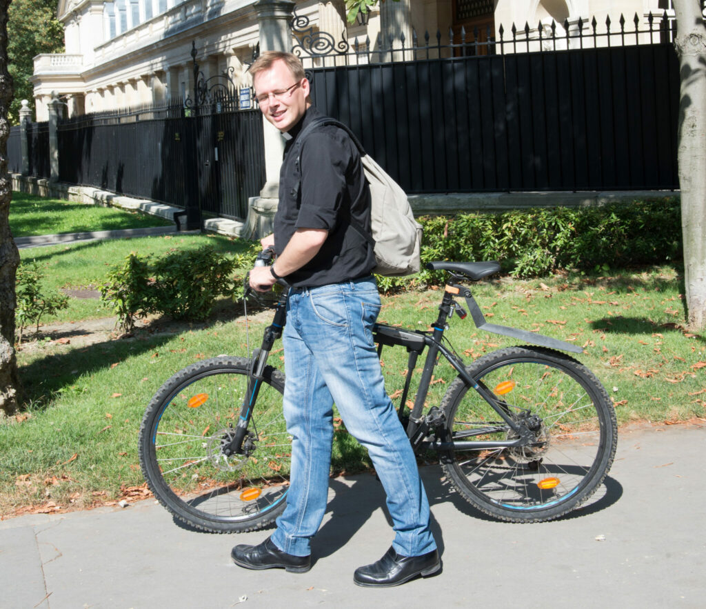 Père Cédric de la Serre utilise son vélo pour se déplacer tous les jours