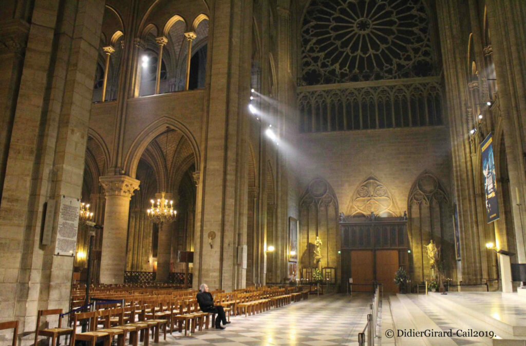 Guy Gilbert seul à la cathédrale notre dame de paris