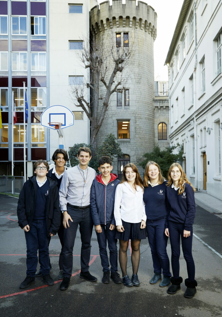 Alexandre de Mandat-Grancey  accompagné des jeunes dans l'établissement scolaire La Tour à Paris.