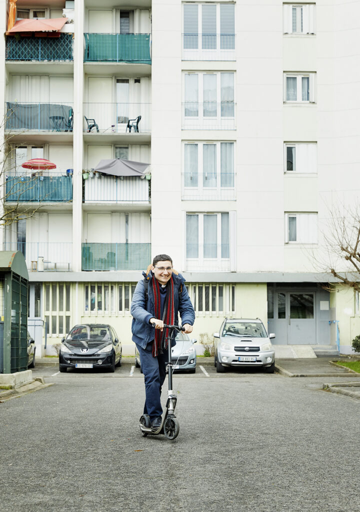 Le père Jean-Baptiste PELLETIER rejoint sa paroisse en trottinette 