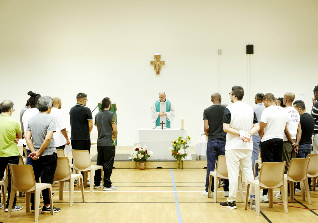 Père Pierrick Lemaître célébrant la messe