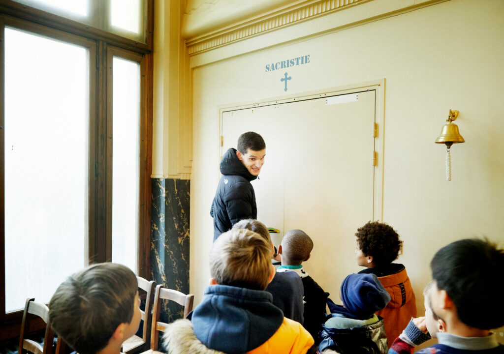 Père martin de laubadere avec les jeunes du patronage avant la messe du mercredi 