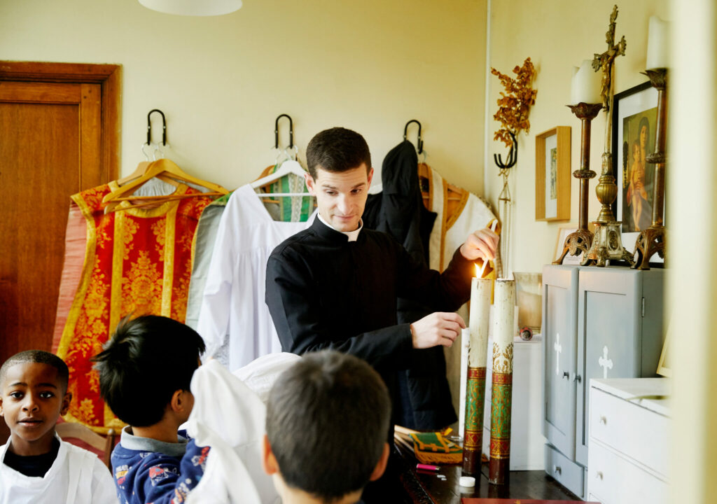 Père martin de laubadere avec les jeunes du patronage avant la messe du mercredi 