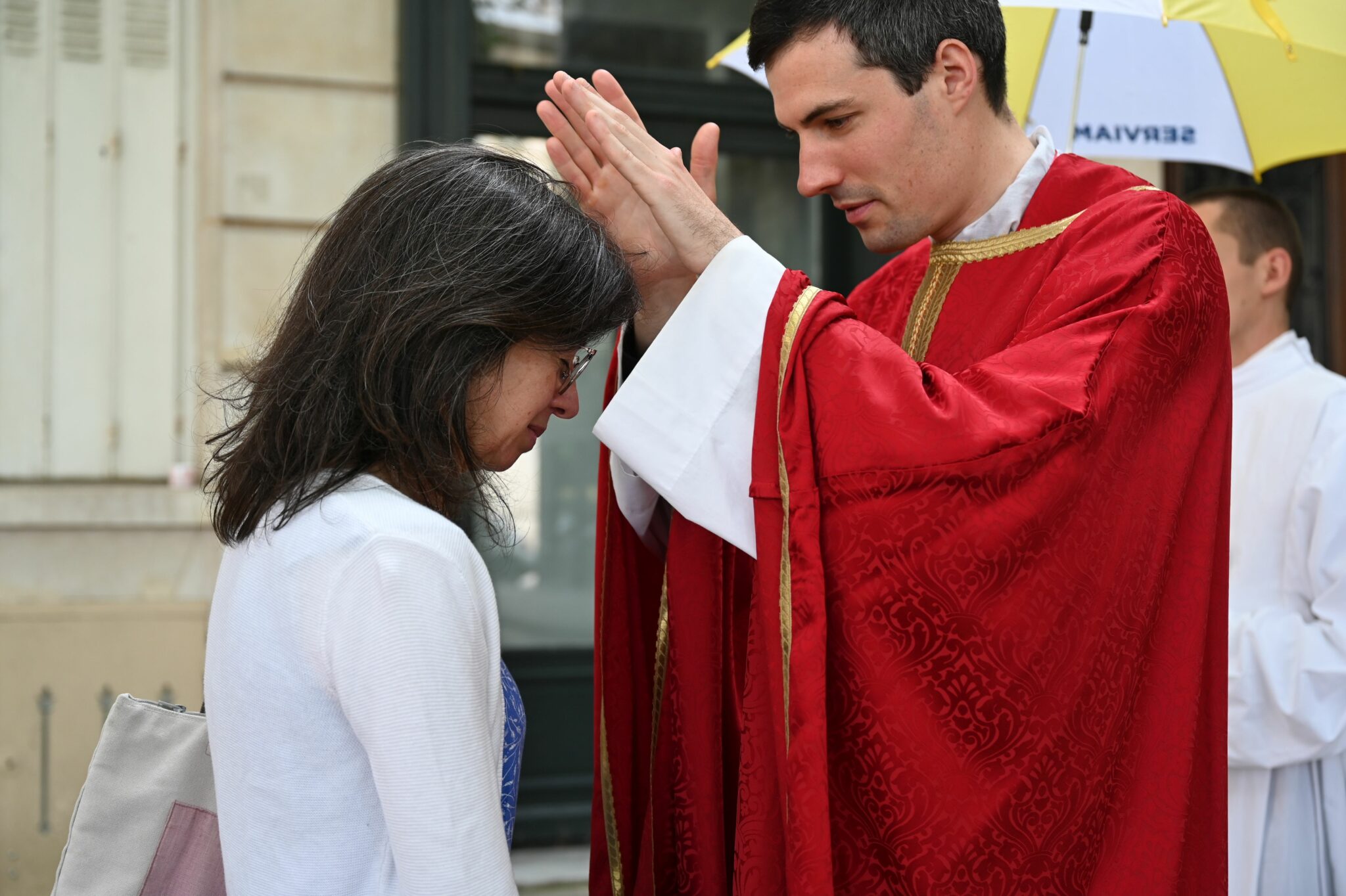 prêtre bénissant